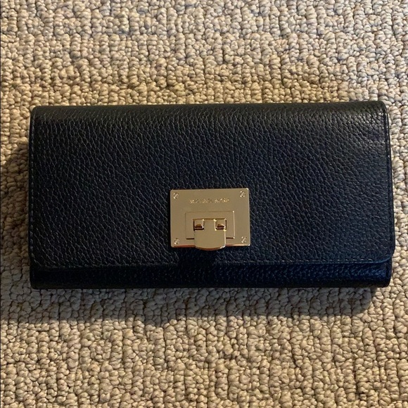 ✨NWT✨ Michael Kors Leather Carryall Wallet - Picture 1 of 6